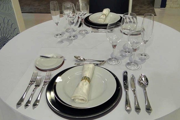 Việc trang trí khăn ăn trên bàn thể hiện được sự tinh tế trong việc ăn uống