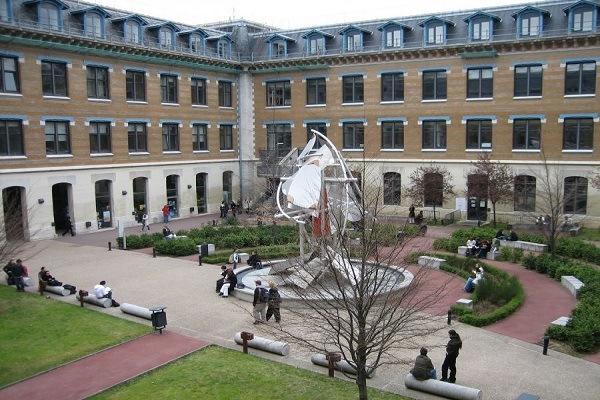Khuôn viên hiện đại và rộng lớn của trường Đại học công giáo Lyon